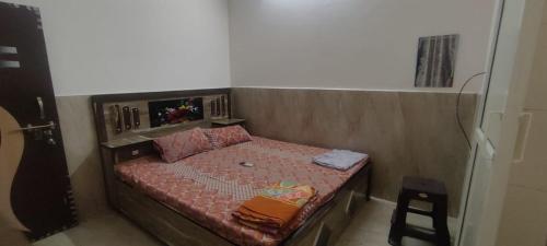 ブリンダーバンにあるShri govind bhawanの小さなベッドルーム(木製ヘッドボード付きのベッド1台付)