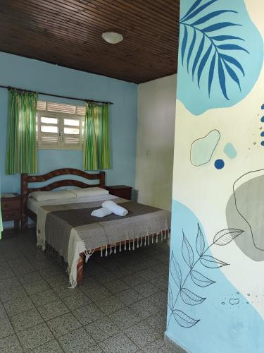 ein Schlafzimmer mit einem Bett in einem Zimmer in der Unterkunft Pousada Carambola in Pipa