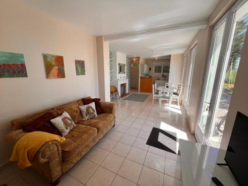 un salon avec un canapé et une salle à manger dans l'établissement Charente 16 Mazerolles 2 bed, à Mazerolles