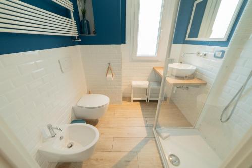 een badkamer met een toilet, een wastafel en een douche bij nuovissimo bilocale a 40 metri dal mare in Alba Adriatica