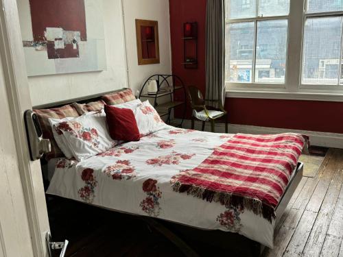 Un dormitorio con una cama con una manta. en Premium Dighbeth en Birmingham