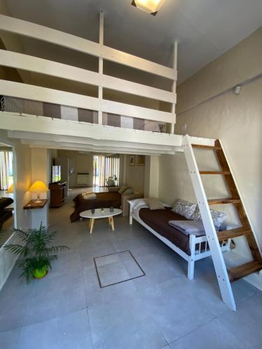 una camera con letto a castello e un soggiorno di Soleado Pampa a Santa Rosa