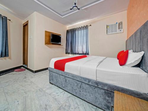 ein Hotelzimmer mit einem Bett und einem TV in der Unterkunft All Seasons Corporate in Jamshedpur