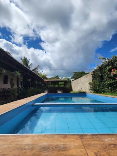 - une piscine dans une maison avec ciel ouvert dans l'établissement Chácara Flor da Serra, à Martins