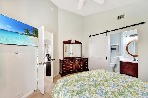 Кровать или кровати в номере Harbour Oaks 604