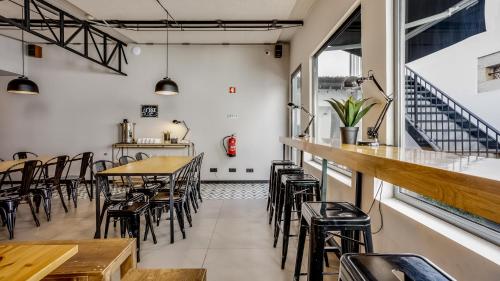 Hostellicious في فارو: مطعم فيه طاولات وكراسي في الغرفة