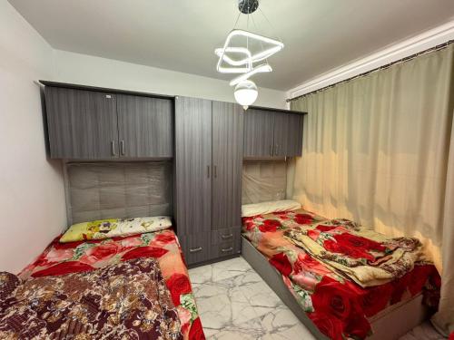 Postel nebo postele na pokoji v ubytování شالية للايجار فى بورتو