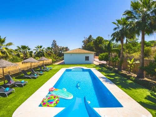 an image of a swimming pool with chaise lounges at Cubo's Lemon House in Cártama