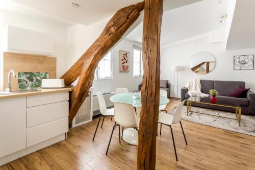 une cuisine et un salon avec une table et des chaises dans l'établissement Champs Elysées Franklin Roosvelt, à Paris