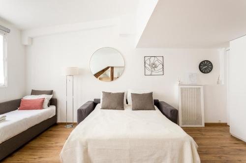 une chambre avec un lit et un canapé dans l'établissement Champs Elysées Franklin Roosvelt, à Paris