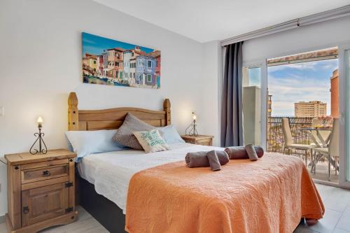 - une chambre avec un lit et un balcon dans l'établissement Capela de Steram Flats Torremolinos, à Torremolinos