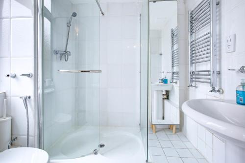 ein Bad mit einer Dusche, einem WC und einem Waschbecken in der Unterkunft Sobha Hartland Apartments close to the Centre of Dubai in Dubai