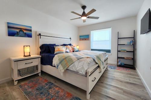 1 dormitorio con 1 cama y ventilador de techo en Lakeshore Villas, en Corpus Christi