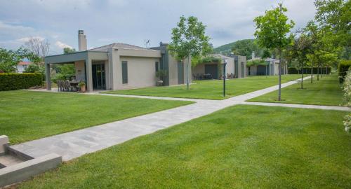 dom z zielonym dziedzińcem z chodnikiem w obiekcie Luxury Villas 1 w mieście Nei Pori