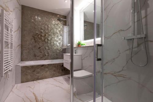 奧平頓的住宿－Palm Tree House - Namaste，带淋浴的浴室和玻璃门