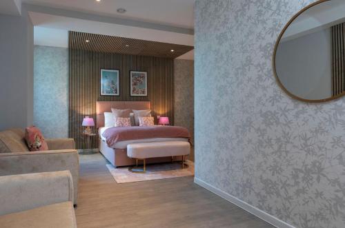 奧平頓的住宿－Palm Tree House - Namaste，一间卧室配有一张床、镜子和一张沙发