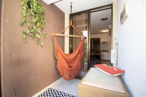 an orange hammock hanging on the side of a building at OZPED Flats Particulares Edifício Life Resort in Brasilia