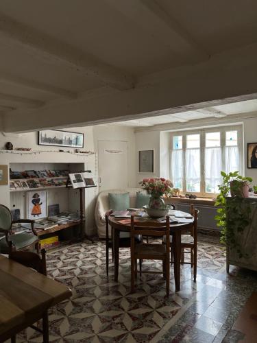 un salon avec une table et un canapé dans l'établissement Sûn Chambres d'hôtes, à Rabastens