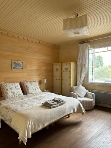 une chambre avec un grand lit et une fenêtre dans l'établissement Sûn Chambres d'hôtes, à Rabastens