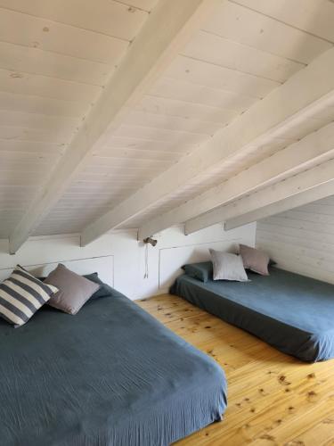 twee bedden in een kamer met een zolder bij Casa en el Delta de Tigre puraisladelta in Tigre