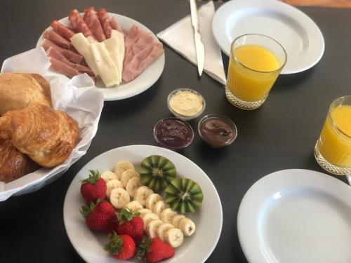 un tavolo con piatti di prodotti per la colazione e bevande di Refúgio do Alqueva a São Marcos do Campo