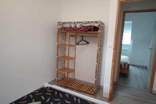 a room with a bunk bed and a mirror at Maison 6 personnes spacieuse proche Astérix in Pontpoint