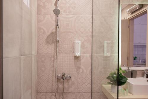 y baño con ducha y puerta de cristal. en Corfu Town Luxury Studios -A en Corfú