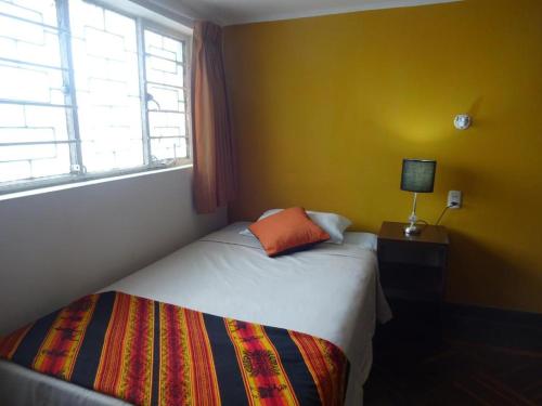 Habitación pequeña con cama y ventana en Sumaq Wasi Barranco II, en Lima