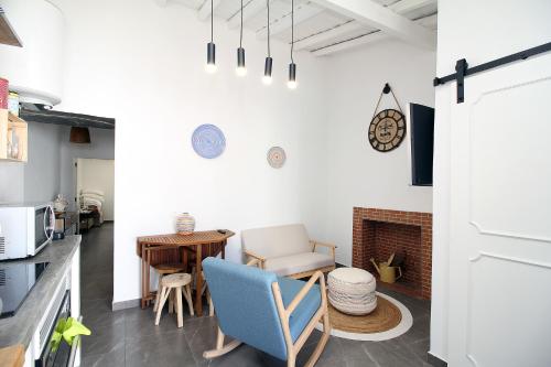 a living room with a chair and a table at Refúgio do Alqueva in São Marcos do Campo