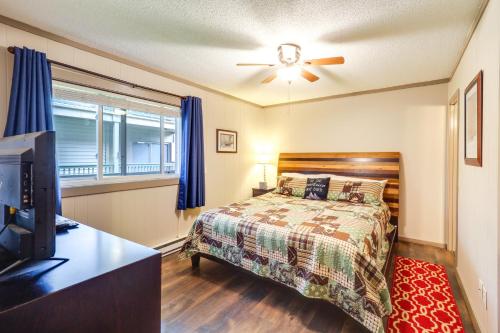 una camera da letto con un letto e un ventilatore a soffitto di Furnished Deck and Resort Perks Beech Mtn Retreat! a Beech Mountain