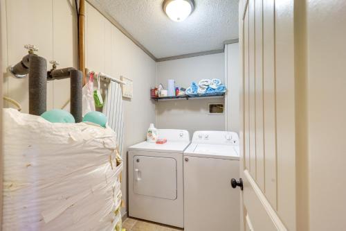 una piccola lavanderia con lavatrice e asciugatrice di Furnished Deck and Resort Perks Beech Mtn Retreat! a Beech Mountain