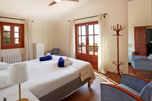 Katil atau katil-katil dalam bilik di Villa Can Massienet by Slow Villas
