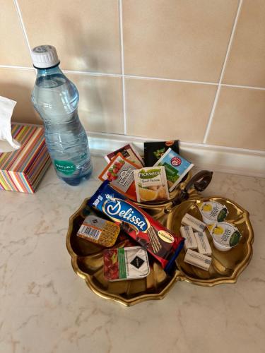 un plato de comida y una botella de agua y un plato de aperitivos en Vintage Apartment en Praga