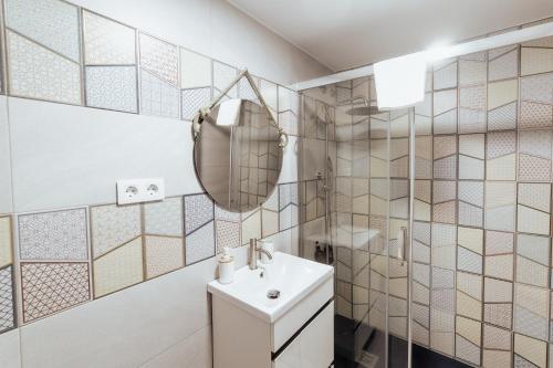 a bathroom with a sink and a mirror at Moonkey - Apto L'aigüera A in Benidorm