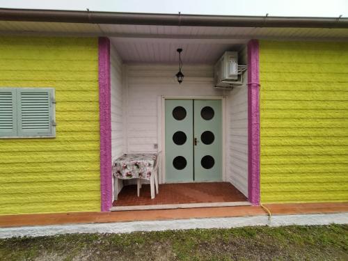 a colorful house with a table on the front door at Casa Perla vicino al mare in Massa