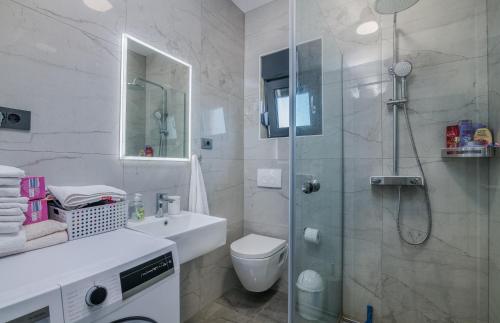 Bilik mandi di Villa Enie