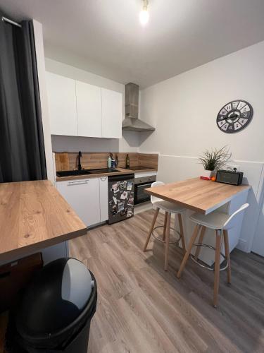 une cuisine avec une table en bois et une salle à manger dans l'établissement Magnifique appartement Brest, à Brest