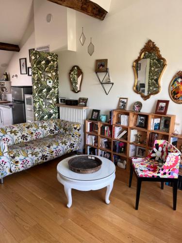 un salon avec un canapé et une table dans l'établissement Appartement de charme vue sur Loire, à Nantes