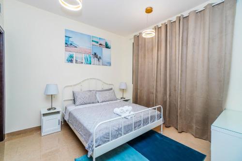 Postel nebo postele na pokoji v ubytování 1 BR Apt, Miracle Garden with RoofTop Pool, King Bed, Gym,100mbps
