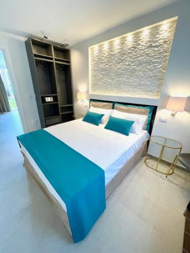 a bedroom with a large blue bed in a room at Dimora dei lidi in Fontane Bianche