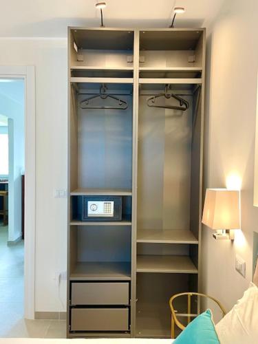 a closet with shelves and a lamp in a room at Dimora dei lidi in Fontane Bianche