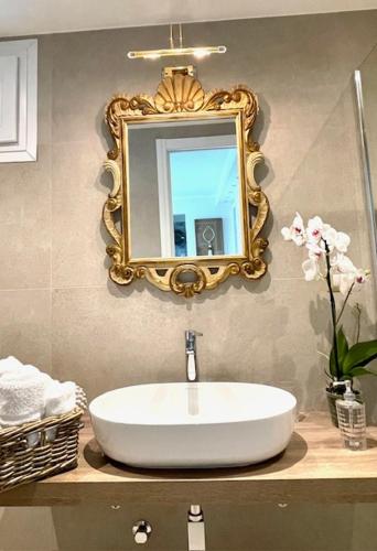 a bathroom with a sink and a mirror on the wall at Dimora dei lidi in Fontane Bianche