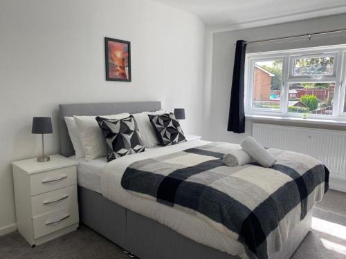 1 dormitorio con cama y ventana en Entire home in Rednal United Kingdom, en Birmingham