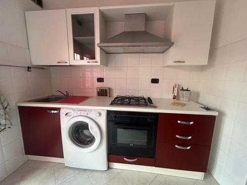a kitchen with a washer and a washing machine at Sesta Terra in Aulla
