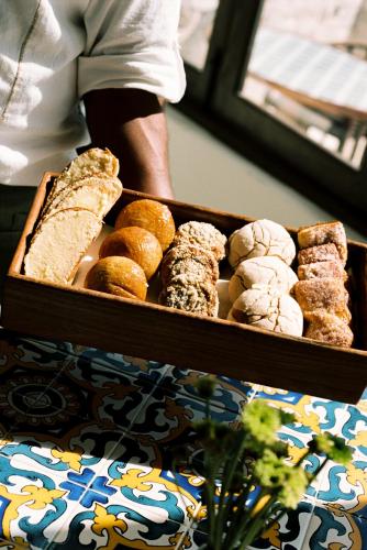 een doos met donuts en gebak op een tafel bij Maroma, A Belmond Hotel, Riviera Maya in Puerto Morelos