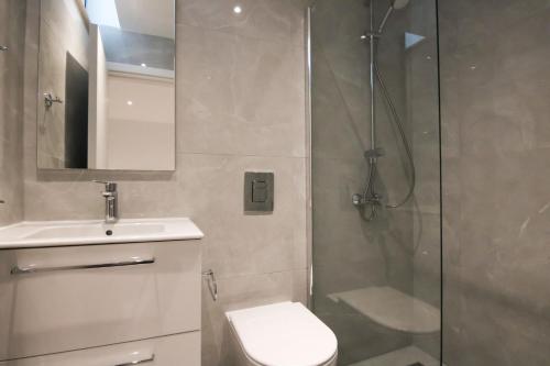 ein Badezimmer mit Dusche, Toilette und Waschbecken in der Unterkunft Phaedrus Living Luxury Seaview Coral Bay Villa in Peyia