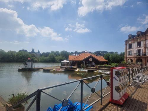 une vue d'une rivière avec des bateaux dans l'eau dans l'établissement Studio, à Talmont-Saint-Hilaire