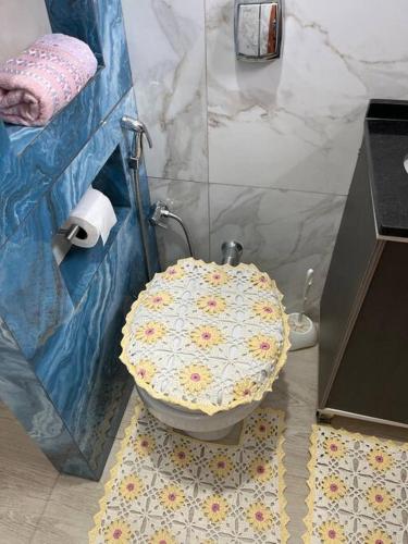 uma casa de banho com um WC com um padrão de flores em Espaço Zen em Cascavel