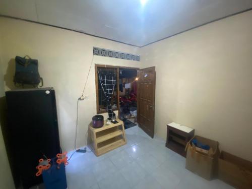 ein leeres Wohnzimmer mit einem Zimmer in der Unterkunft Aqilun Coffe home in Seturan
