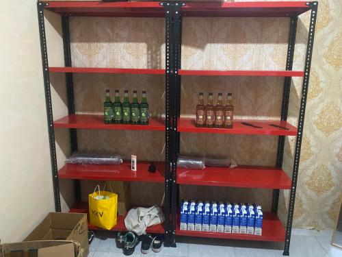 un estante con varias botellas de alcohol. en Aqilun Coffe home en Seturan